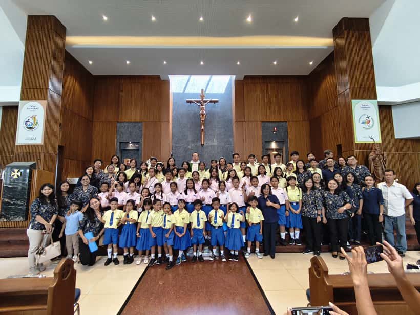 Koor Siswa Komplek Sekolah Strada Yos Sudarso Tampil di Gereja Santa Monika dalam Rangka Promosi Penerimaan Murid Baru Tahun Ajaran 2026–2027